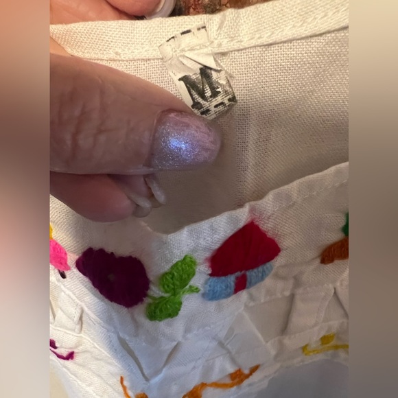 Beautiful embroidered El Salvador dress - Picture 5 of 8